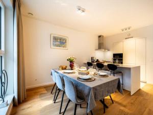 comedor con mesa y sillas y cocina en Jolie appartement haut standing Liège Guillemins en Lieja
