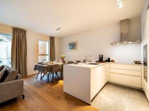 cocina y sala de estar con sofá y mesa en Jolie appartement haut standing Liège Guillemins en Lieja