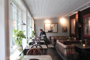 Posezení v ubytování Olarsgården Hotell
