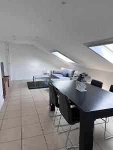 una sala da pranzo con tavolo e sedie neri di Studio 177 a Waregem Altre 4 foto