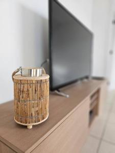 Μια τηλεόραση ή/και κέντρο ψυχαγωγίας στο Studio 177