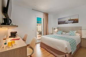 Łóżko lub łóżka w pokoju w obiekcie Hotel Colonial