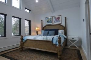 1 dormitorio con 1 cama grande en una habitación con ventanas en Modern Chalet with Hot Tub and Lake Access, en Monticello