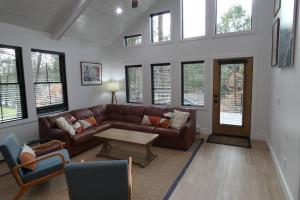 sala de estar con sofá y mesa en Modern Chalet with Hot Tub and Lake Access, en Monticello