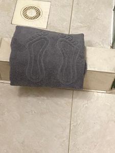 czarny ręcznik na podłodze w łazience w obiekcie Willa Plater w Ciechocinku