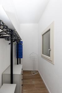 um quarto com uma escada com uma cama e uma janela em Piazza del Lago Suites em Menaggio