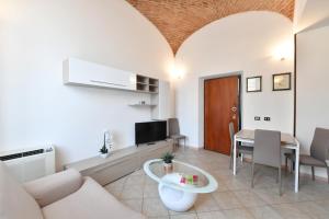 sala de estar con sofá y mesa en Il Mosaico Apartment, en Oristano