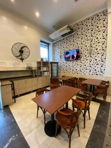 cocina y comedor con mesas y sillas en HOTEL PALERMO BUENOS AIRES en Buenos Aires
