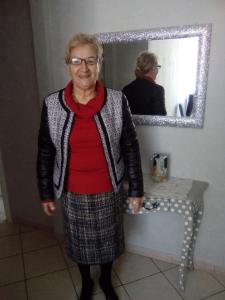 Una donna anziana che si trova davanti a uno specchio di VILLA SOFIA a Montenero di Bisaccia