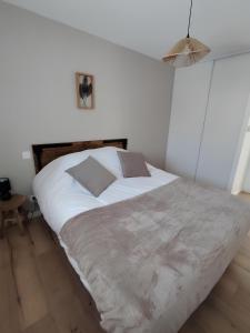 ein Schlafzimmer mit einem großen Bett mit weißer Bettwäsche in der Unterkunft La Vie En Gîte (La Grange & Spa) in Sainte-Florence