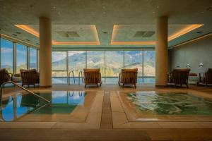 Bazén v ubytování Matca Hotel Relais & Châteaux nebo v jeho okolí