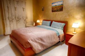 una camera da letto con un grande letto con cuscini blu di VILLA SOFIA a Montenero di Bisaccia