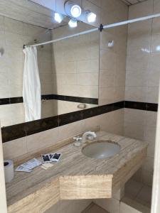 y baño con lavabo y espejo. en HOTEL PALERMO BUENOS AIRES en Buenos Aires