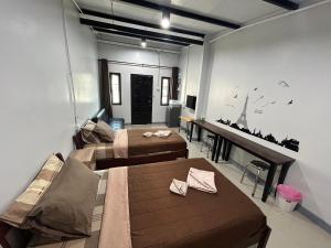 ein Zimmer mit 2 Betten und einem Klavier darin in der Unterkunft BIG BEN Residence in Kaeng Khoi