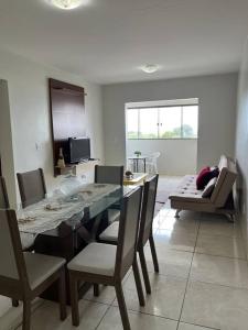 comedor con mesa, sillas y sofá en Apartamento aconchegante, en Toledo