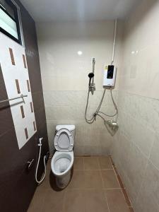 e bagno con servizi igienici e doccia. di BIG BEN Residence a Kaeng Khoi