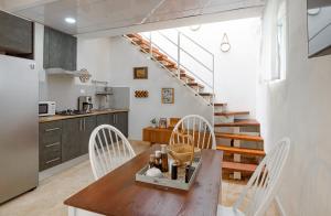 a kitchen and dining room with a table and chairs at Enriquillo 2-Bedroom Apt Casa Areito in Santo Domingo