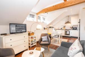 a living room with a couch and a tv at AnnaNordsee in Butjadingen