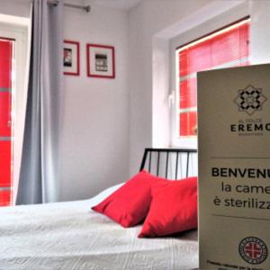 - une chambre avec un lit et un oreiller rouge dans l'établissement Al dolce eremo, à Trieste