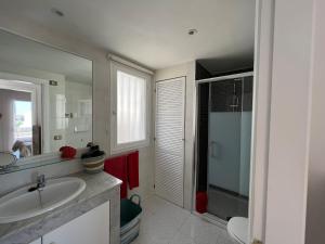 Kúpeľňa v ubytovaní Casa Harmonia mit großer Sonnenterrasse und Meerblick in Top Lage