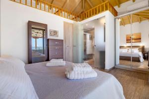um quarto com duas toalhas brancas numa cama em Villa Emily em Tsoukaladhes