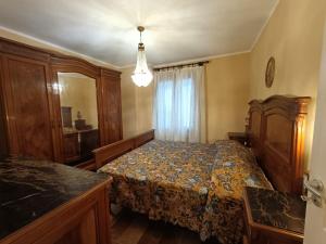 1 dormitorio con cama, tocador y espejo en La casa di Van Gogh, en Camagna Monferrato