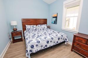 ein blaues Schlafzimmer mit einem Bett und einem Fenster in der Unterkunft BC18B, Oh Whale, Oceanside, Comm Pool! Lighthouse Views! in Corolla