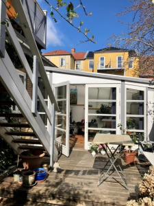 patio con tavolo e ringhiera bianca di Stor 2-værelses i baggården a Odense