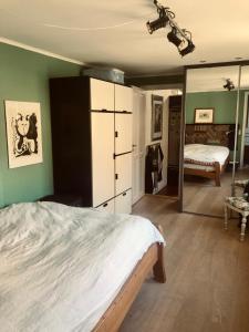 una camera con letto e specchio di Stor 2-værelses i baggården a Odense
