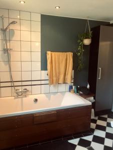 bagno con vasca, doccia e asciugamano di Stor 2-værelses i baggården a Odense