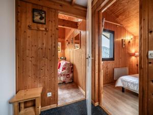 ein Zimmer mit Holzvertäfelung und ein Schlafzimmer in der Unterkunft Chalet mitoyen Les Gets 6 pers. - Balcon Sud, Garage, Wi-Fi, Animaux admis - FR-1-671-139 in Les Gets