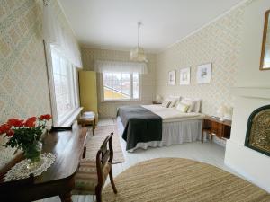 Un dormitorio con una cama grande y una chimenea. en Vinter Bed & Breakfast, en Sauvo 6 fotos más