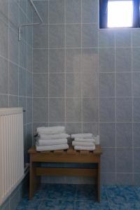 stos ręczników siedzących na stole w łazience w obiekcie Vila Pufu w mieście Slănic-Moldova
