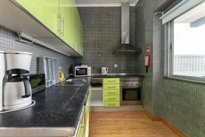 ファロにあるBLife Bandaya private apartmentのコーヒーメーカー付きのカウンターのあるキッチン