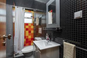 ファロにあるBLife Bandaya private apartmentの洗面台、トイレ、鏡のあるバスルーム +12枚の写真