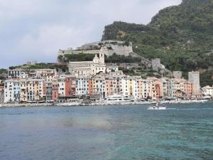 a group of buildings on a hill next to the water at Appartamento Il Vicoletto in La Spezia