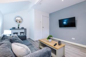A Comfortable 1-Bedroom Apartment - Sleeps 2 في وارينغتون: غرفة معيشة مع أريكة وطاولة