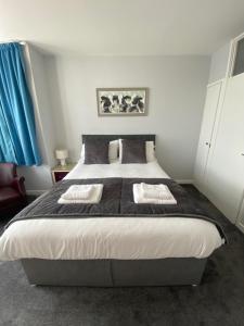 een slaapkamer met een groot bed in een kamer bij WynnStay Studio Apartments in Southend-on-Sea