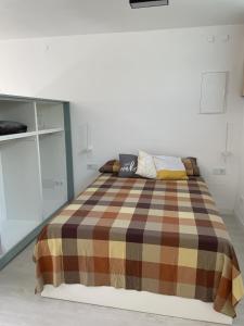 een slaapkamer met een bed met een deken erop bij Esmeralda in Palma de Mallorca