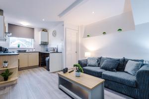 A Comfortable 1-Bedroom Apartment - Sleeps 2 في وارينغتون: غرفة معيشة مع أريكة ومطبخ