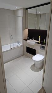 een badkamer met een toilet en een wastafel bij Greenwich Glamorous 2-Bed Apartment in Londen