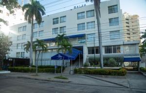 un edificio con palmeras delante en Hotel Bahia Cartagena en Cartagena de Indias