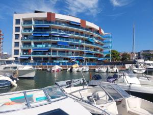 un grande condominio con barche ormeggiate in un porto turistico di Appartement Costa brava a Roses