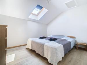 1 dormitorio con 1 cama y una ventana en el techo en Gorges du Tarn gîte en pierres avec terrasse, en Quézac