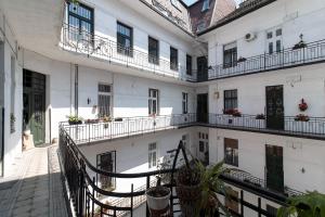 een balkon van een wit gebouw met planten erop bij Little Americas Hillside Apartments in Boedapest