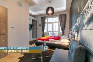 sala de estar con sofá y cama en Little Americas Hillside Apartments, en Budapest