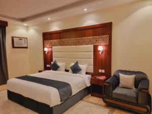a hotel room with a bed and a chair at الديار الفاخرة - الربوة in Jeddah