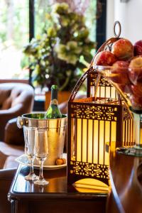 uma mesa com uma garrafa de vinho e copos em Villa D´Biagy Premium em Campos de Jordão