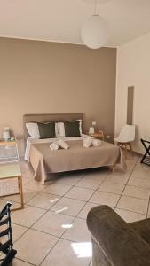 Un dormitorio con una cama grande y un sofá. en 4Th Floor Caserta, en Caserta