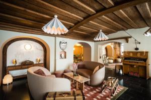 - un salon avec un canapé et une table dans l'établissement Hotel Flüela Davos - The Unbound Collection by Hyatt, à Davos